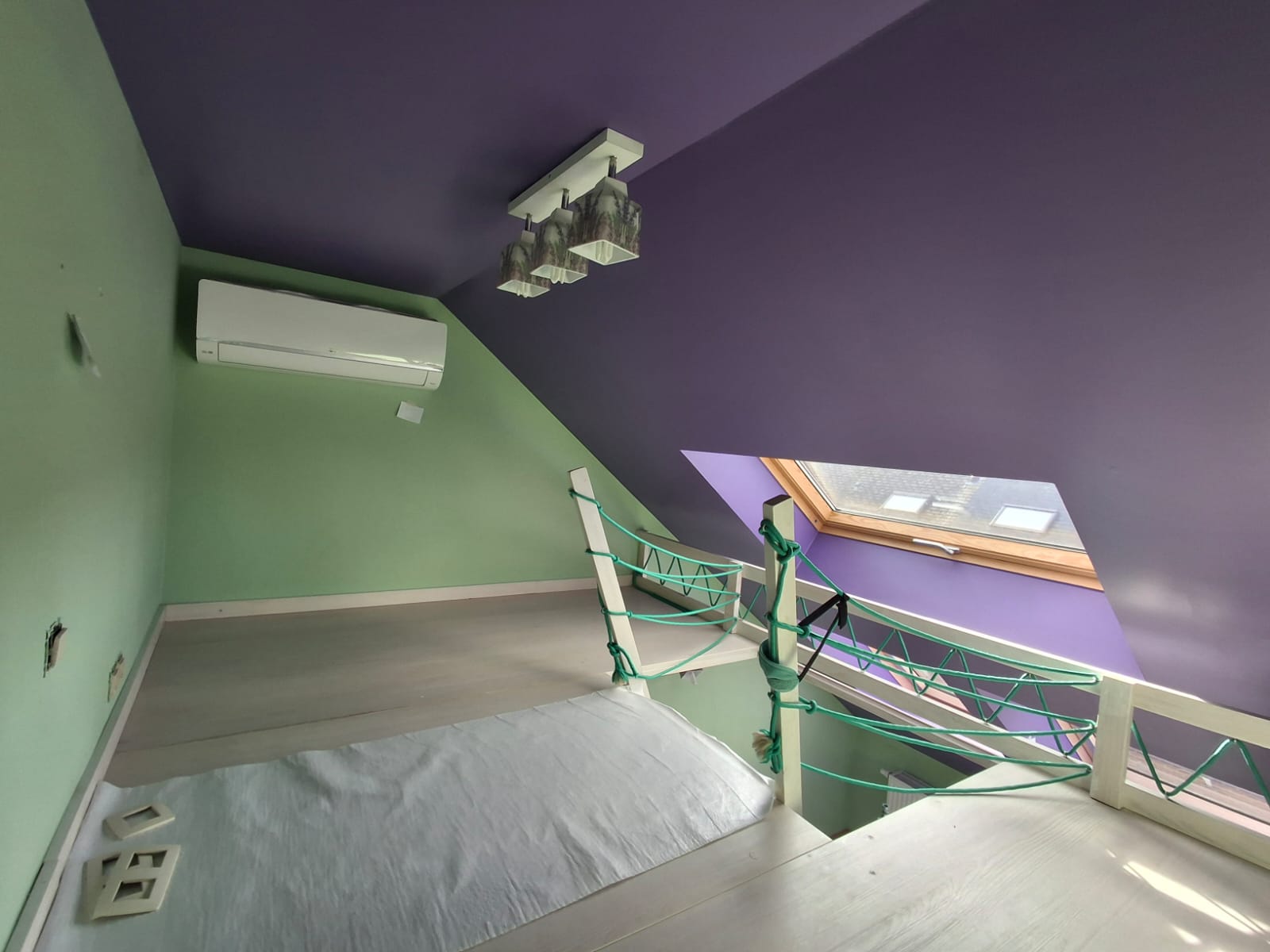 Plafond en paarse puntgevel — matte afwerking