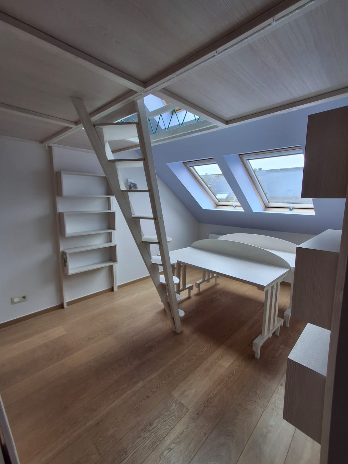 Mezzanine in wit & lichtblauw geschilderd