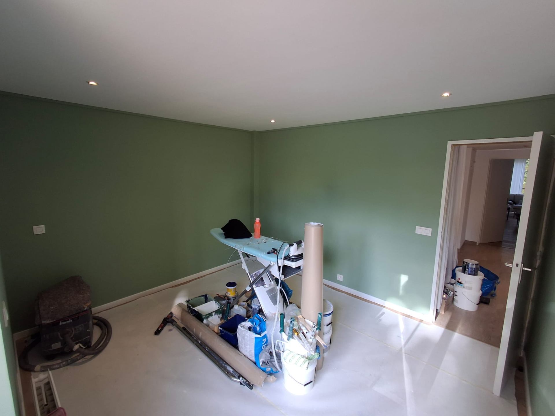 Salon repeint en vert sauge — Schaerbeek