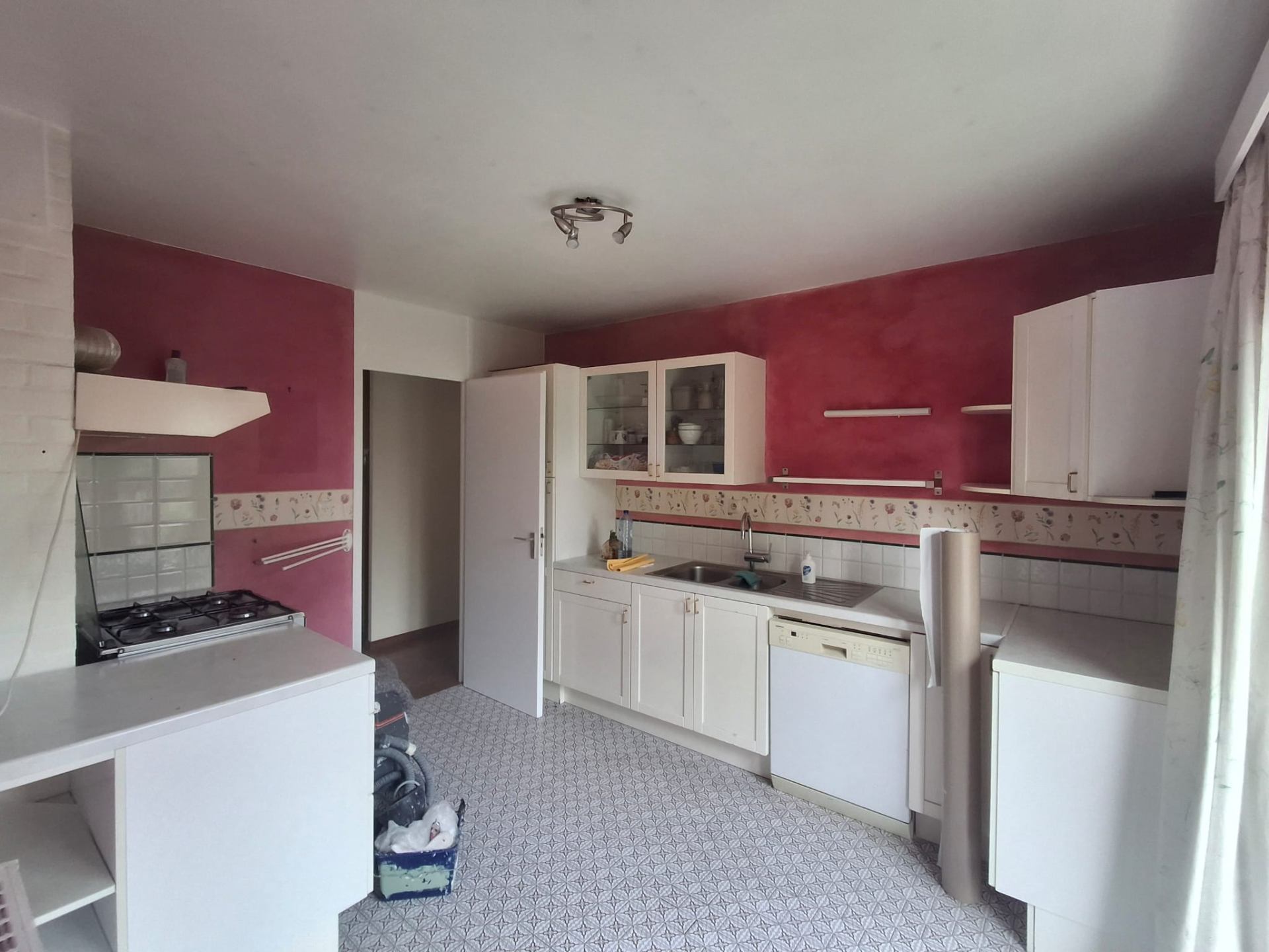 Cuisine — avant (murs rouges)