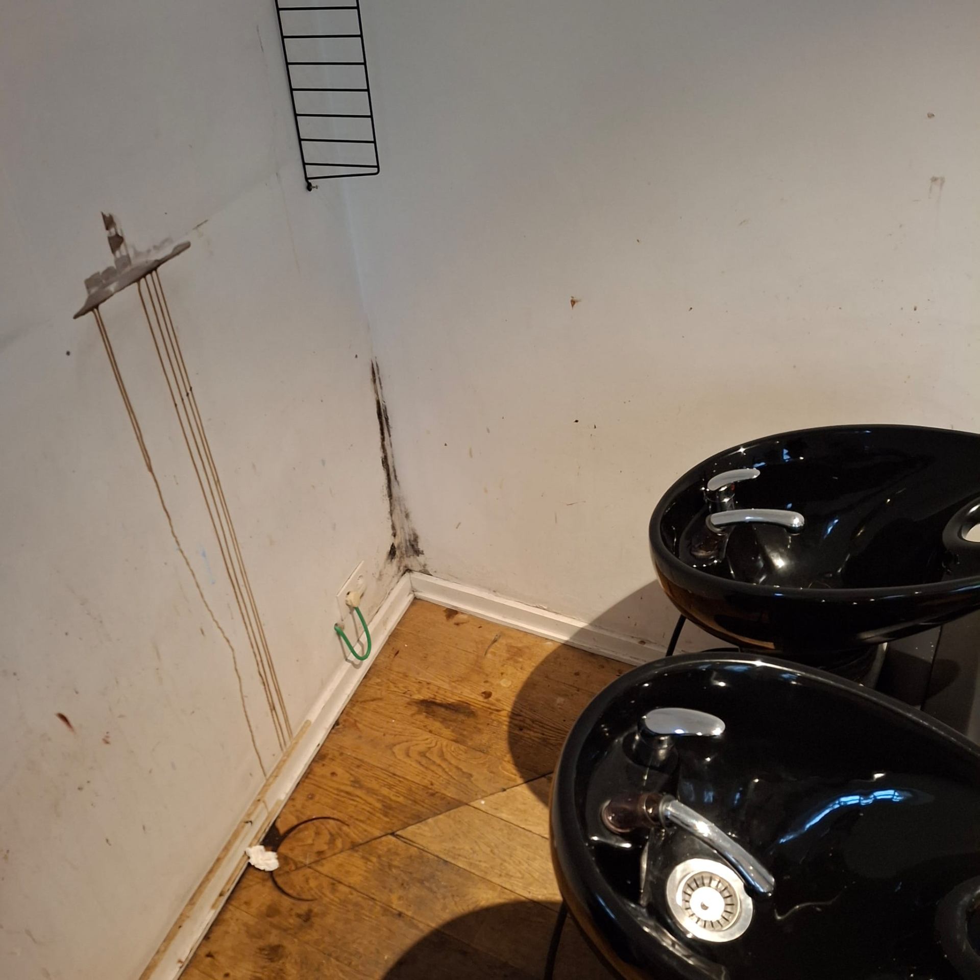 Mur taché et abîmé — avant