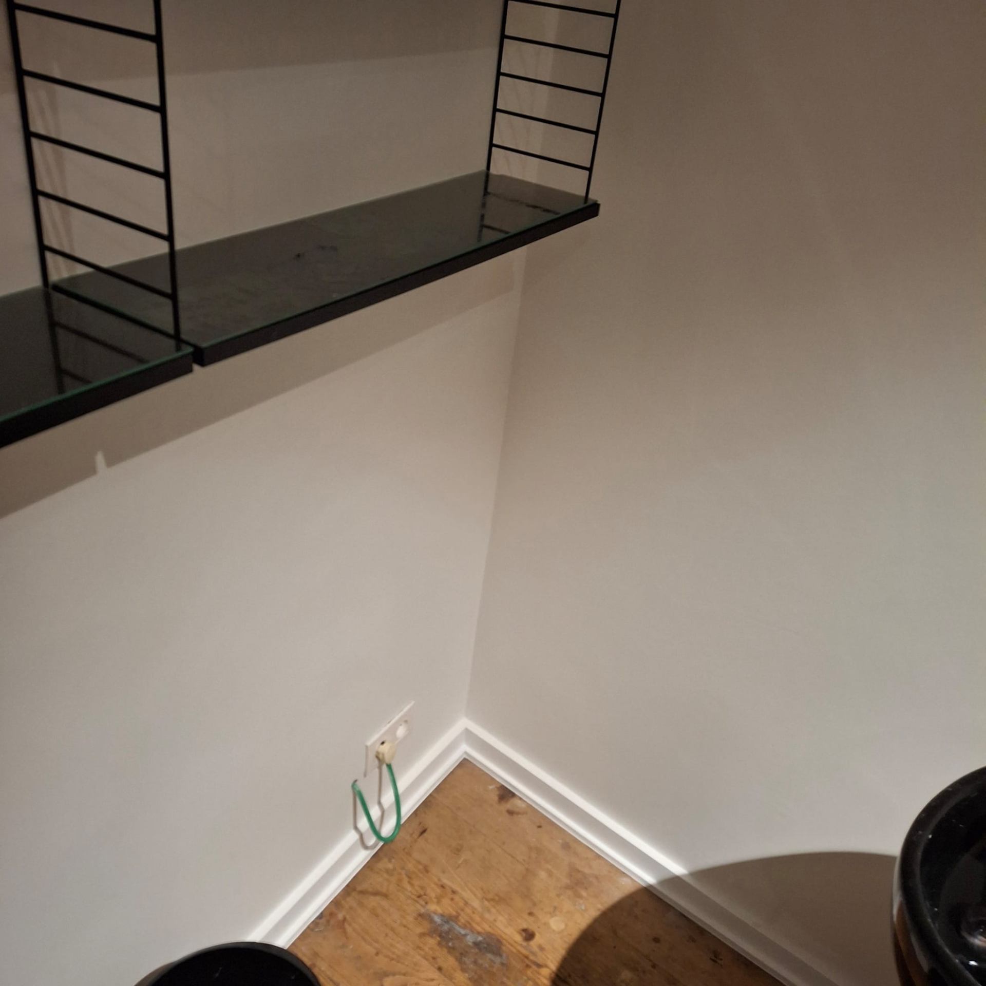 Mur repeint et assaini — après